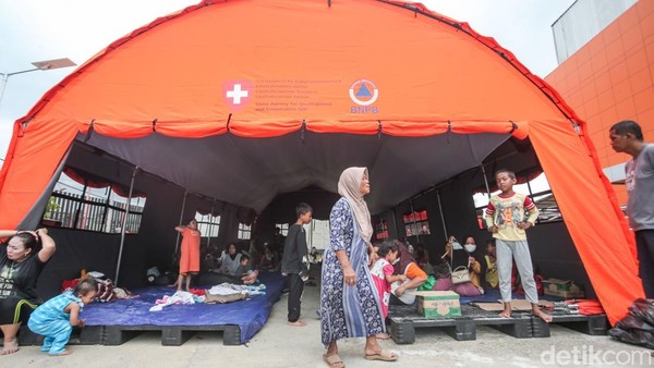 Kawasan PGP Bekasi Banjir, Warga Ngungsi di Posko Pengungsian BNPB