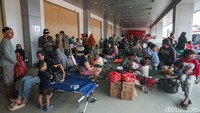 Para warga membawa barang seadanya.