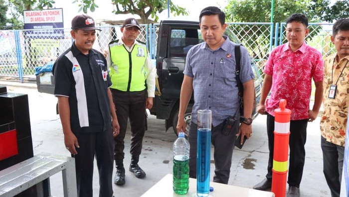 Polisi bersama petugas gabungan saat mengecek kondisi spesifikasi BBM di SPBU Klaling Kecamatan Jekulo, Kudus, Selasa (4/3/2025).
