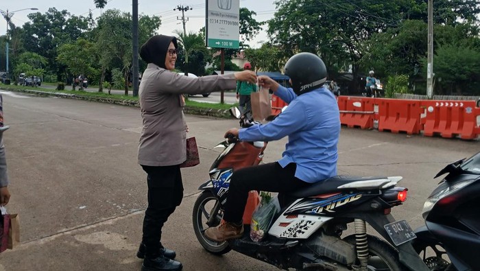 Polisi Indramayu saat membagikan takjil