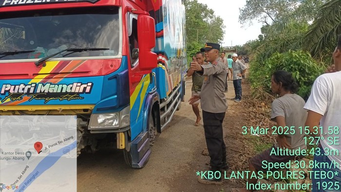 Polisi mengurai kepadatan di Jalan Padang Lamo, Tebo