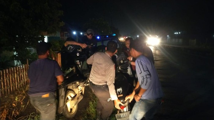 Polisi saat mengamankan barang bukti usai perang sarung di Pantura Subang