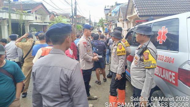 Polres Bogor memberikan bantuan dan perhatian khusus kepada warga terdampak banjir. (Dok. ist)