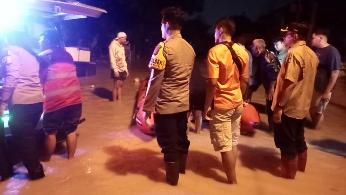 Polres Bogor memberikan bantuan dan perhatian khusus kepada warga terdampak banjir. (Dok. ist)
