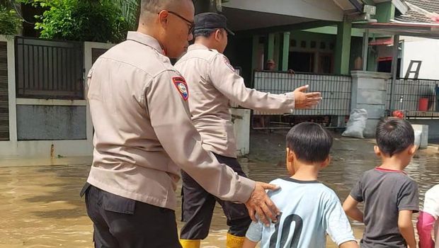 Polres Bogor memberikan bantuan dan perhatian khusus kepada warga terdampak banjir. (Dok. ist)