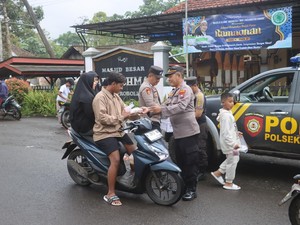 Polres Probolinggo dan Polsek Krucil Berbagi Takjil untuk Warga