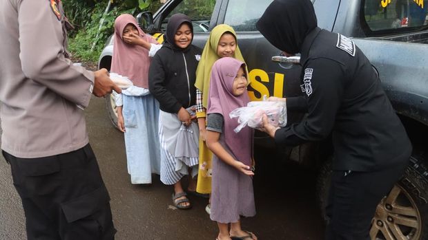 Polres Probolinggo dan Polsek Krucil berbagi takjil