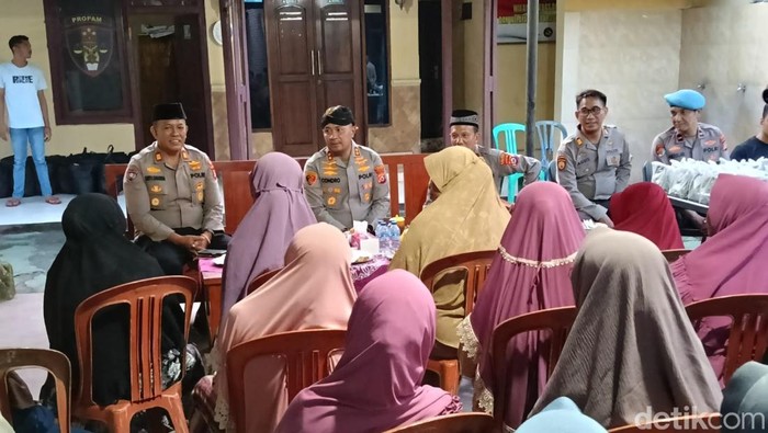 Polres Serang menekan aksi kenakalan remaja dengan mengajak emak-emaknya buka puasa bersama (Bahtiar/detikcom)