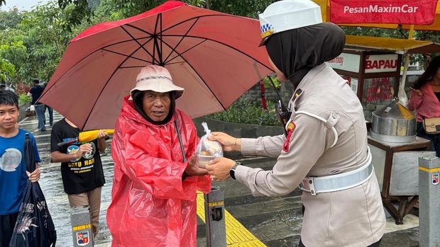 Polresta Bogor Kota berbagi takjil gratis