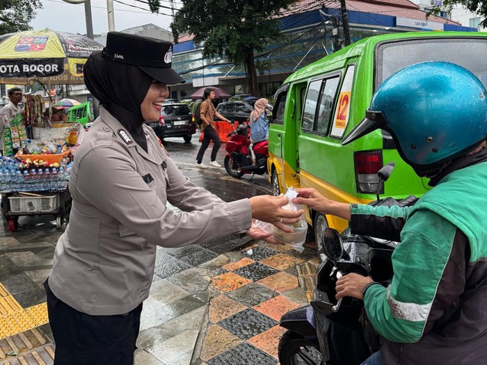 Polresta Bogor Kota berbagi takjil gratis