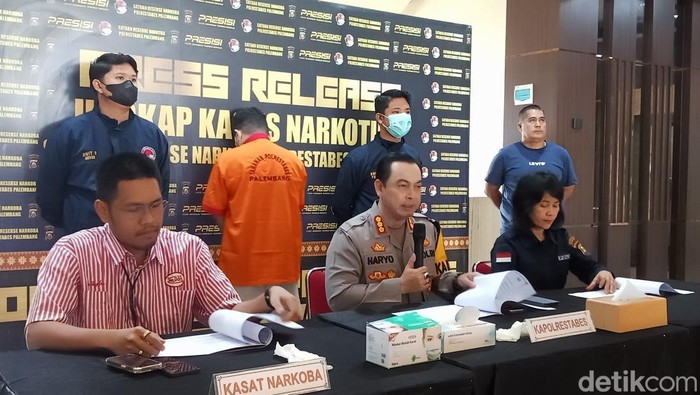 Polrestabes Palembang amankan satu pengedar narkoba di Palembang, sita 8,35 kg sabu dan 1000 ekstasi senilai Rp 1,6