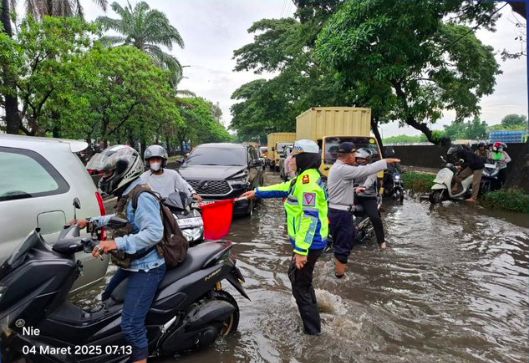 Polri Sat Lantas Jakbar melaksanakan pengaturan arus lalu lintas di Jl Daan Mogot depan Aqua arah Cengkareng arus lalu lintas Padat. (X/TMC Polda)