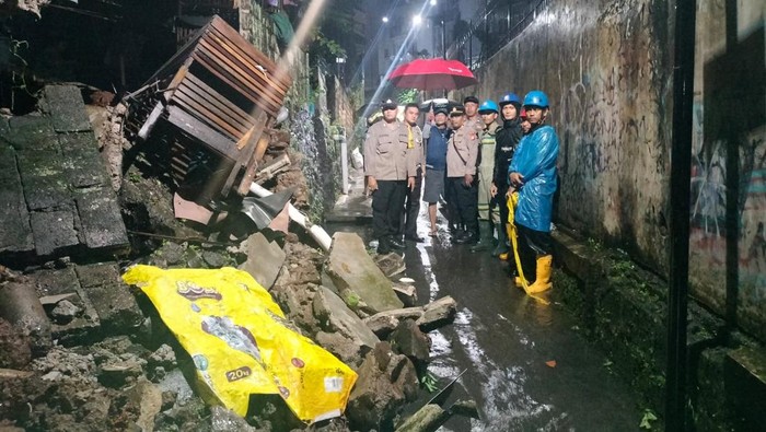Pondasi Dua Rumah di Ciputat Timur Longsor Akibat Hujan Deras (dok Istimewa)