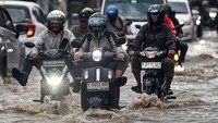 Sejumlah kendaraan nekat melintasi jalan yang terendam banjir.  