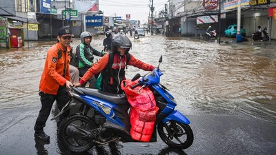 Potret Banjir Merendam Kawasan Sawangan Depok