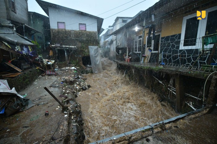 Intensitas hujan yang tinggi di wilayah Puncak Bogor pada Minggu (2/3/2025) mengakibatkan debit air di wilayah hulu Sungai Ciliwung terus meningkat sehingga sungai tidak mampu menampung air hingga menggenangi permukiman warga dan merusak beberapa jembatan.