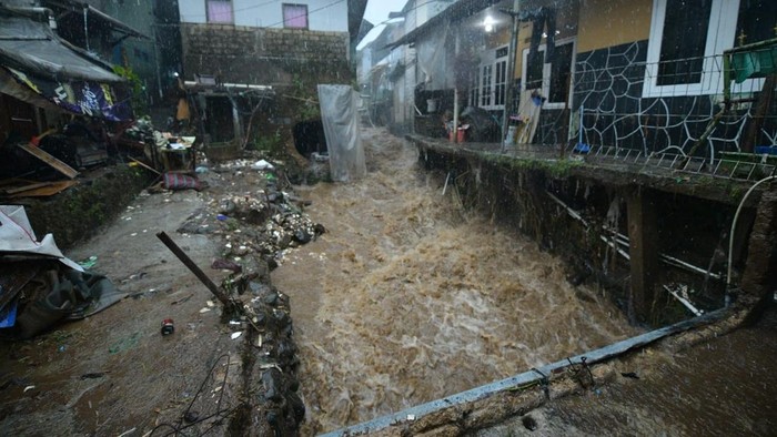 Potret Jembatan Rusak Imbas Banjir Bandang di Cisarua Intensitas hujan yang tinggi di wilayah Puncak Bogor pada Minggu (2/3/2025) mengakibatkan debit air di wilayah hulu Sungai Ciliwung terus meningkat sehingga sungai tidak mampu menampung air hingga menggenangi permukiman warga dan merusak beberapa jembatan.