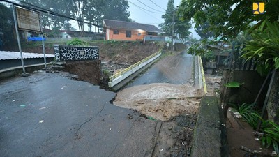 Potret Jembatan Rusak Imbas Banjir Bandang di Cisarua