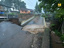 Potret Jembatan Rusak Imbas Banjir Bandang di Cisarua