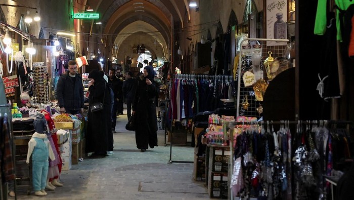 Potret Pasar Kota Tua Aleppo Saat Ramadan A man walks as he carries a bag, during the Muslim holy fasting month of Ramadan in Aleppo, Syria, March 2, 2025. REUTERS/Mahmoud Hassano