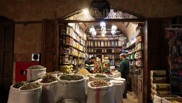 Potret Pasar Kota Tua Aleppo Saat Ramadan A man walks as he carries a bag, during the Muslim holy fasting month of Ramadan in Aleppo, Syria, March 2, 2025. REUTERS/Mahmoud Hassano
