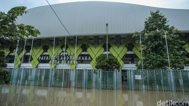 Petugas menggunakan perahu karet beraktivitas di Kawasan Stadion Patriot Candrabagha, Bekasi, Selasa (4/3/2025).