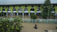 Laga Persija Jakarta Vs PSIS Semarang batal dimainkan hari Selasa (4/3/2025) malam WIB. Pertandingan ditunda lantaran situasi banjir di Kota Bekasi. Penundaan ini akibat fasilitas vital stadion yang terendam air efek banjir di Stadion Patriot Candrabhaga, yaitu gardu listrik, ruang genset stadion, ruang ganti pemain, ruang HB, dan beberapa ruang penting lainnya. (Rifkianto Nugroho/detikcom)