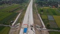 Pemerintah memastikan Jalan Tol Solo-Yogyakarta-Kulon Progo ruas Prambanan-Purwomartani sepanjang 6,7 kilometer akan difungsikan secara terbatas guna memperlancar arus mudik Lebaran 2025. 