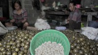 Menurut pengolah kolang-kaling saat bulan Ramadhan pesanannya meningkat hingga empat kali lipat dibanding bulan lain.