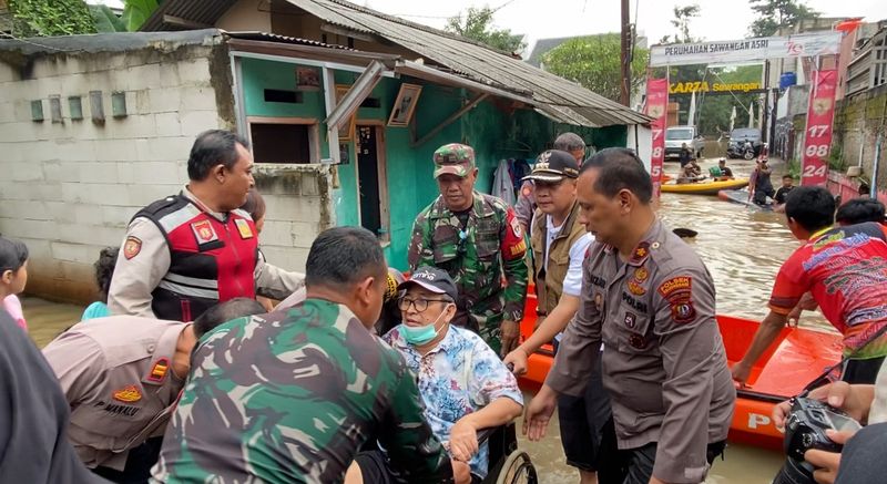 Proses evakuasi warga terdampak banjir di Sawangan, Depok (Devi/detikcom)