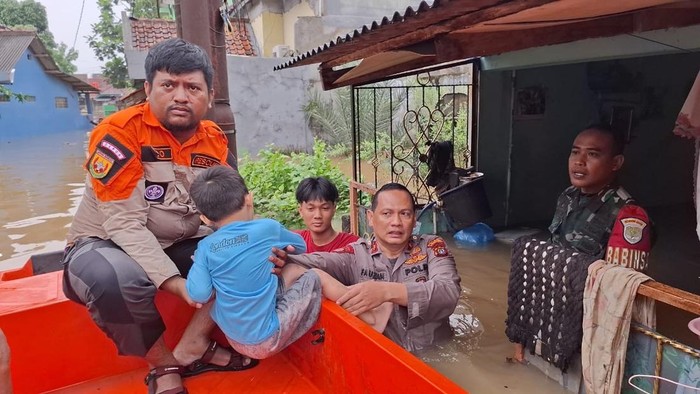 Proses evakuasi warga terdampak banjir di Sawangan, Depok (Devi/detikcom)