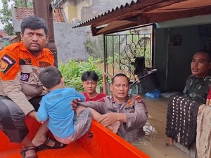 Banjir 1,5 Meter di Sawangan Dipicu Tanggul Jebol, Warga Dievakuasi