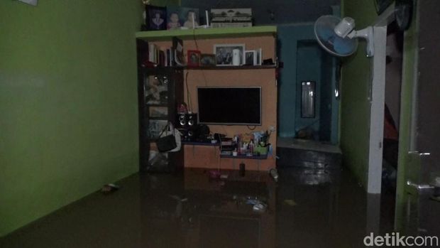 Puluhan rumah di Perumahan Kadumekar, di Kecamatan Babakancikao, Purwakarta terendam banjir, hujan deras yang mengguyur wilayah Purwakarta sejak sore hingga malam hari