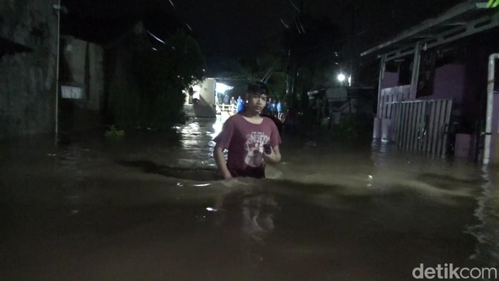 Puluhan rumah di Perumahan Kadumekar, di Kecamatan Babakancikao, Purwakarta terendam banjir, hujan deras yang mengguyur wilayah Purwakarta sejak sore hingga malam hari