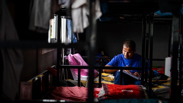 Ramadan di Pesantren Tuna Netra Cimenyan Santri tuna netra membaca Al Quran Braille di Pesantren Tunanetra Sam'an Darushudur di Cimenyan, Kabupaten Bandung, Jawa Barat, Selasa (4/3/2025). Sebanyak 20 santri tuna netra dari berbagai kota di Indonesia mengikuti kegiatan seperti hafalan Al Quran serta sejarah Nabi di Pesantren khusus Tuna Netra Sam'an Darushudur pada minggu pertama Ramadhan. ANTARA FOTO/Raisan Al Farisi/agr