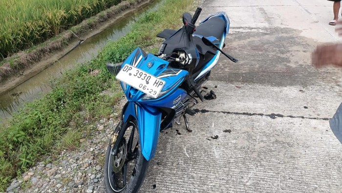 Remaja balap liar di Luwu Utara menabrak pemotor kakak beradik hingga mengalami luka parah.