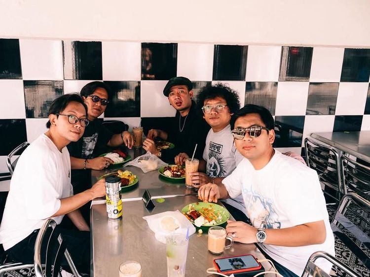 Momen Rian DMASIV Saat Cicip Bakso hingga Pallubasa