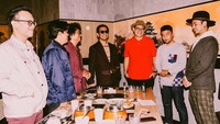 Momen kulinernya bersama anggota DMASIV lain juga mencuri perhatian. Mereka berada di sebuah restoran shabu-shabu, tampaknya momen itu diambil setelah tampil di panggung. Foto: Instagram @rianekkypradipta