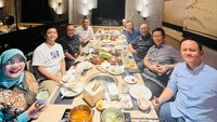 Rian bersam rekannya membagikan momen di sebuah restoran. Restoran itu menawarkan variasi yakiniku dan shabu-shabu. Foto: Instagram @rianekkypradipta