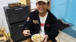 Momen Rian DMASIV Saat Cicip Bakso hingga Pallubasa