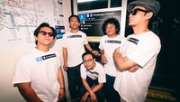 Anggota DMASIV menjadi perbincangan setelah membeli hak nama untuk halte Transjakarta Petukangan DMASIV. Pembelian hak nama ini dalam rangka HUT DMASIV ke-22. Foto: Instagram @rianekkypradipta
