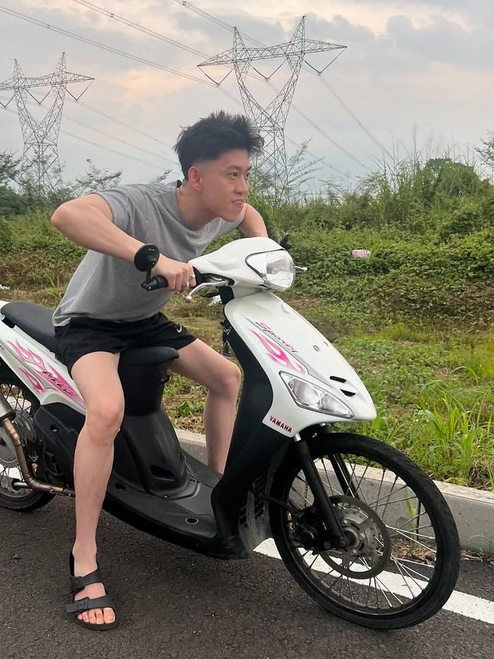 Rich Brian naik Mio