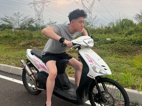 Rich Brian naik Mio
