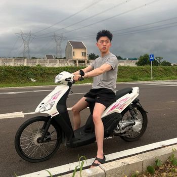 Rich Brian naik Mio