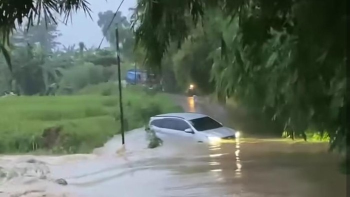 Satu unit mobil hanyut terbawa arus banjir di Setu, Kabupaten Bekasi, Jawa Barat (Jabar) pagi tadi. Mobil tersebut awalnya hendak menerobos banjir. (dok Istimewa)