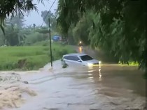Video: Detik-detik Mobil Hanyut Ditelan Arus Banjir di Bekasi