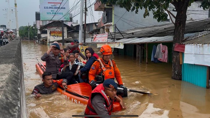 Satuan Brimob Polda Metro Jaya mengevakuasi warga terdampak banjir di Jalan Raya Kalibata, Cawang, Jakarta Timur. Ketinggian air mencapai 3 meter. (Dok istimewa).