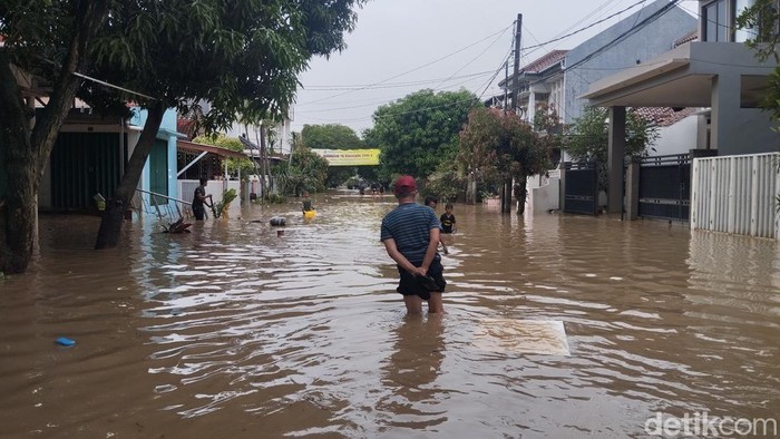 Sebanyak 150 warga Vila Nusa Indah 2 Bogor mengungsi ke Masjid Baiturrahman akibat banjir. Warga menyebut banjir kali ini lebih parah dibanding tahun 2020. (MI Fawdi/detikcom)