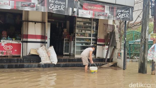 Sebanyak 150 warga Vila Nusa Indah 2 Bogor mengungsi ke Masjid Baiturrahman akibat banjir. Warga menyebut banjir kali ini lebih parah dibanding tahun 2020. (MI Fawdi/detikcom)