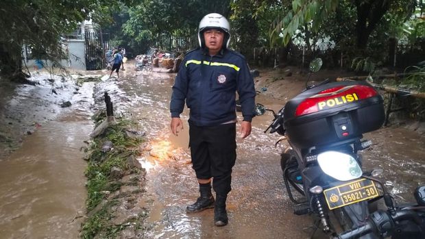 Sebanyak 5.073 keluarga terdampak banjir di Gunungputri, Kabupaten Bogor. Polres Bogor memberikan bantuan dan perhatian khusus kepada warga terdampak banjir. (dok Polres Bogor)